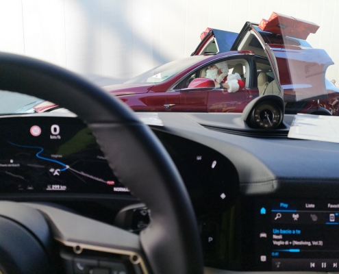 Tesla Samichlaus und Porsche Tycan porsche_tycan